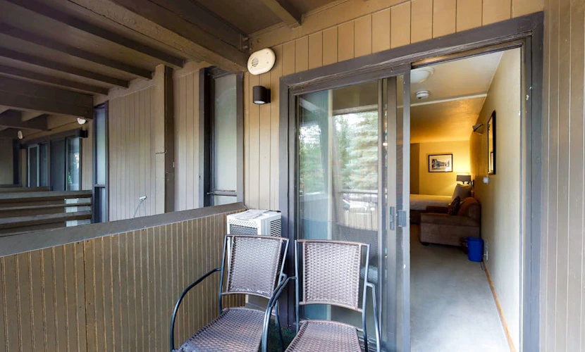 Main Street gem - pool & hot tub - walk to lifts, dog-friendly, balcony
