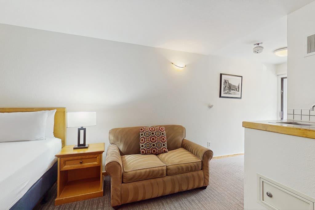 Main Street gem - pool & hot tub - walk to lifts, dog-friendly, balcony