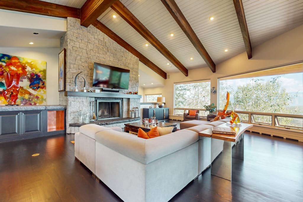 Gorgeous mountain mansion with amazing views & pool table - close to the slopes