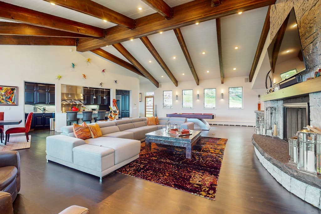 Gorgeous mountain mansion with amazing views & pool table - close to the slopes