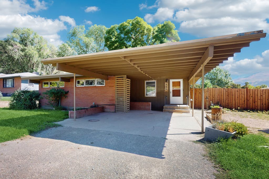 Charming mountain home with large yard, stunning views, and dog-friendly