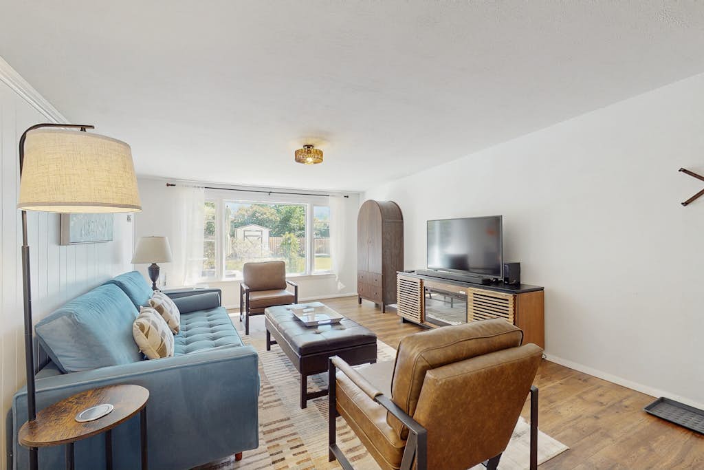 Charming mountain home with large yard, stunning views, and dog-friendly