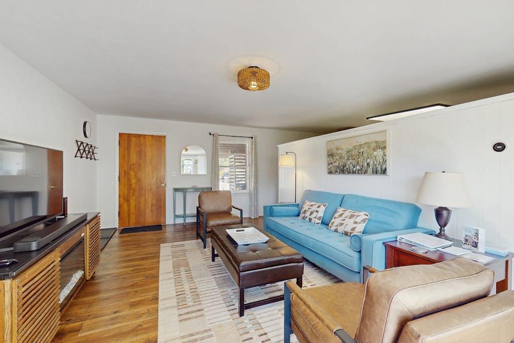 Charming mountain home with large yard, stunning views, and dog-friendly