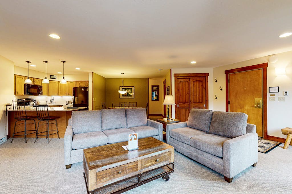 Stunning ski-in 2nd-floor condo with fireplace, hot tubs & gym