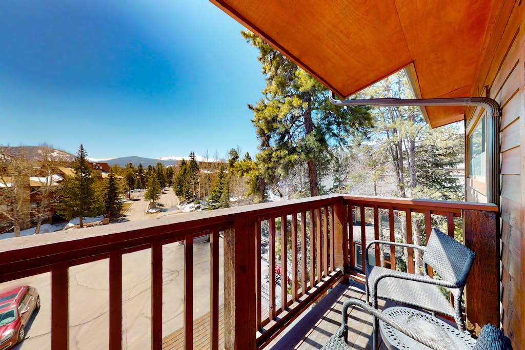 Stunning ski condo with fireplace, hot tubs & gym