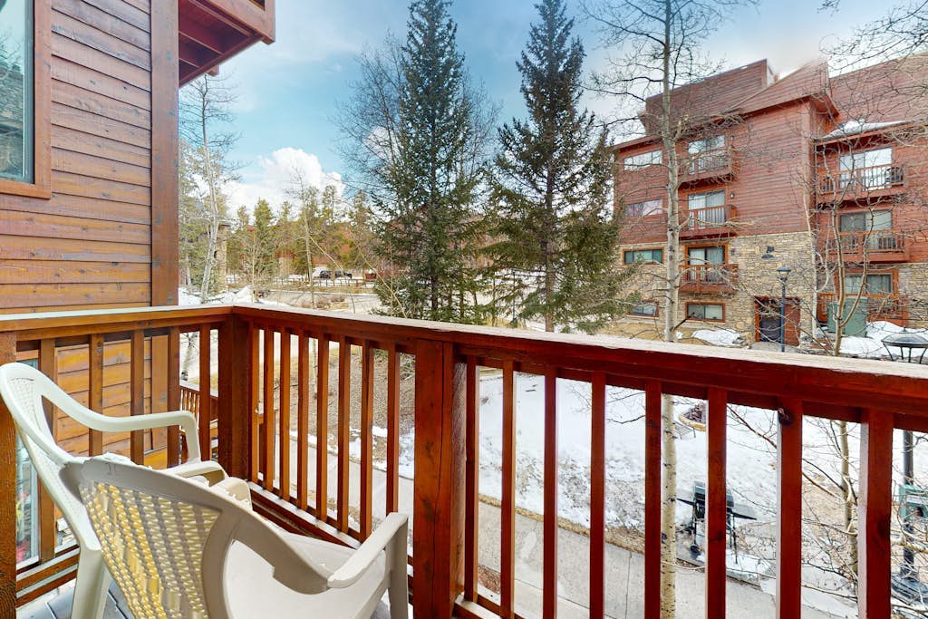 2nd-floor mountain condo with hot tubs, gym, & grills
