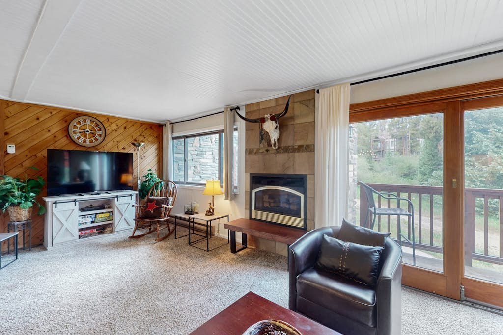 Sunny ski-in condo with hot tubs, balcony, fireplace, & gym