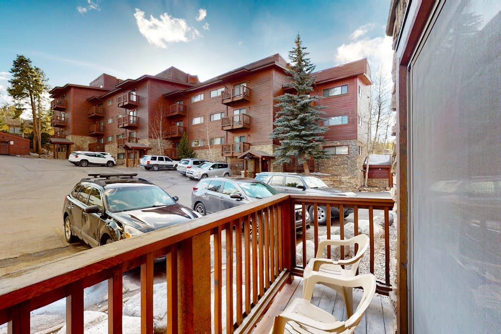 Dreamy ski condo with balcony, hot tubs, fireplace, & gym