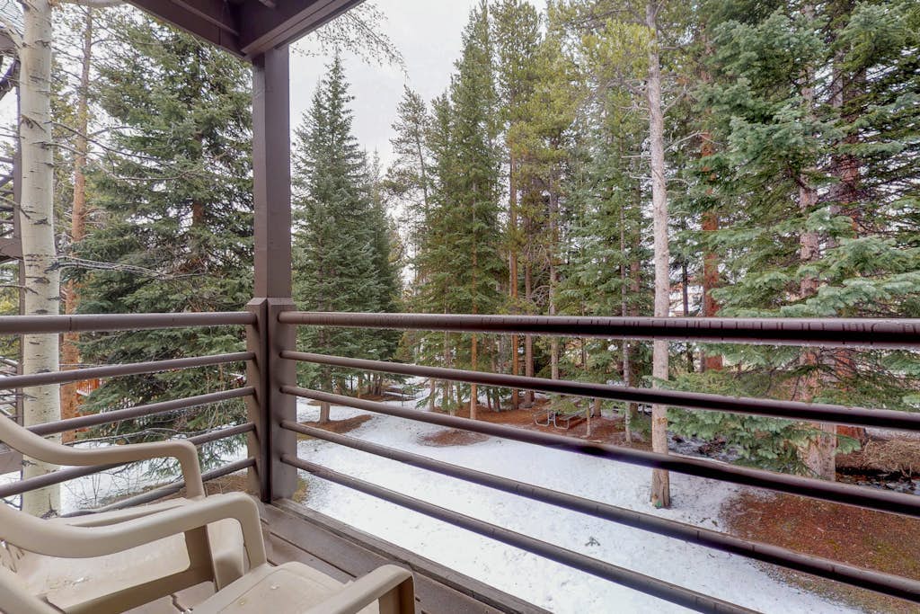 Ski-in dog-friendly condo with hot tub & sauna in great location