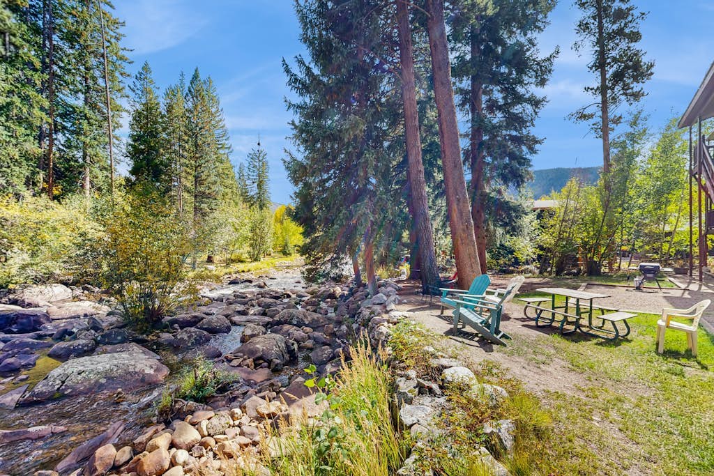 Riverfront retreat with a kitchenette, washer/dryer, & shared patio