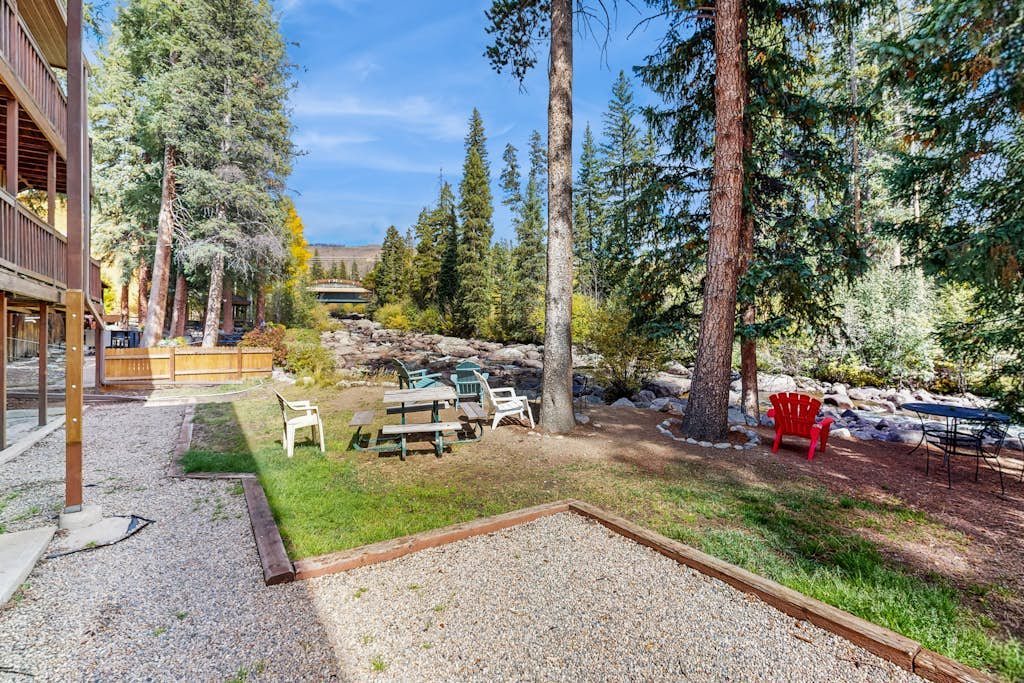 Riverfront retreat with a kitchenette, washer/dryer, & shared patio