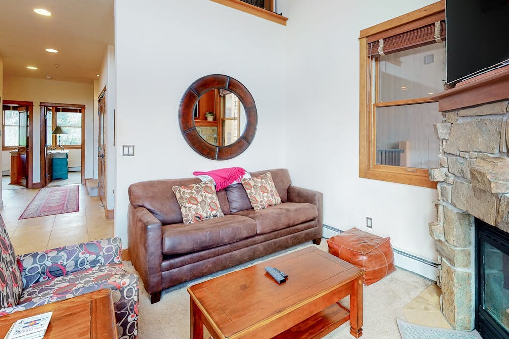 Townhouse with a ski lodge feel with mountain view, W/D, fireplace & balcony
