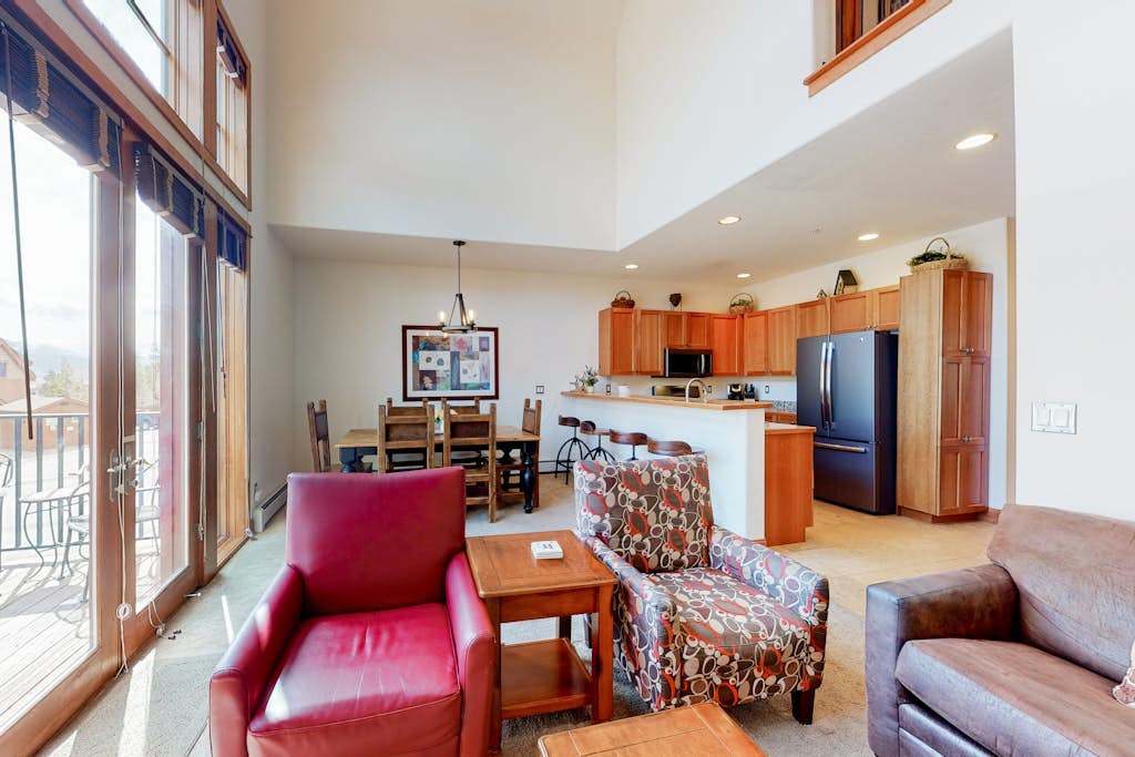 Townhouse with a ski lodge feel with mountain view, W/D, fireplace & balcony