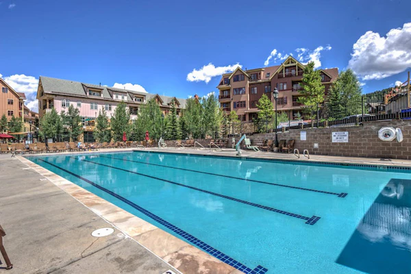 Main Street condo with pool, hot tubs & gym - steps to the lifts & downtown