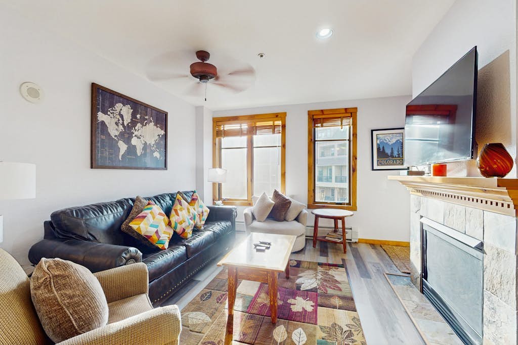 Main Street condo with pool, hot tubs & gym - steps to the lifts & downtown