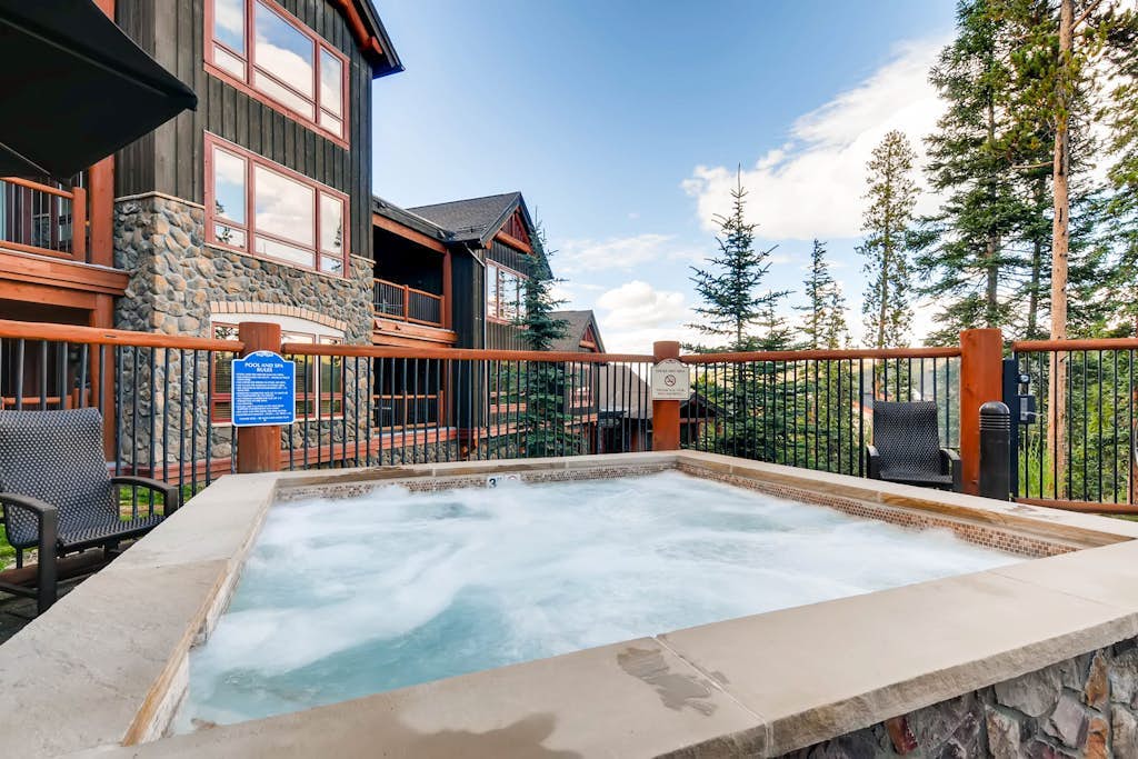 Ski-in/out condo with vaulted ceilings, hot tub, pool, gym & game room