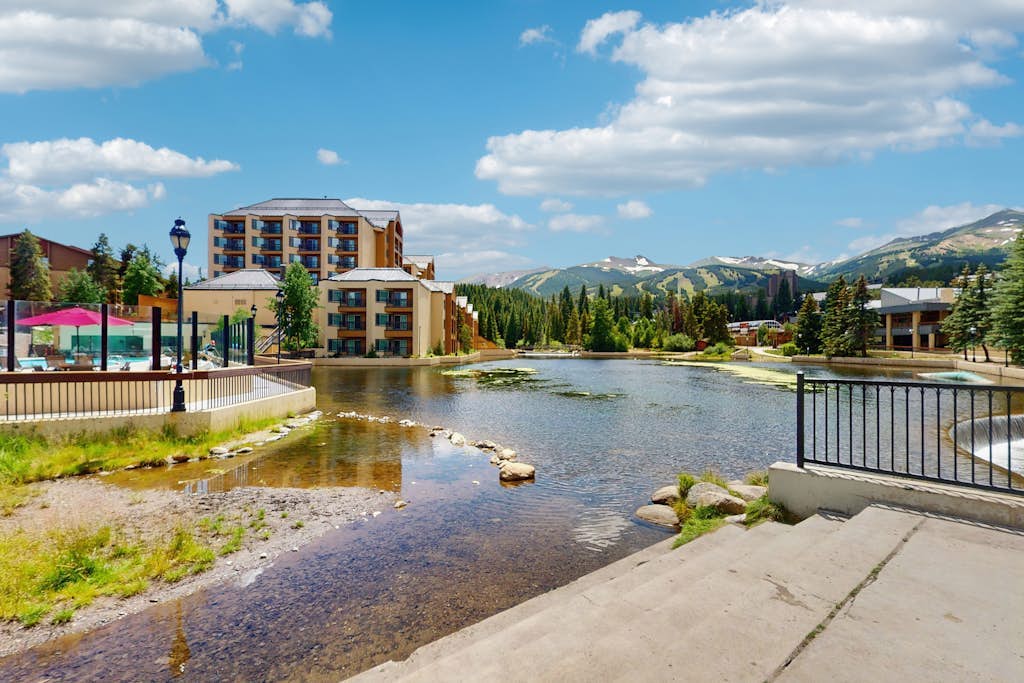 Breckenridge studio, shared hot tub, gym, & pool + elevator, WiFi, walk to lifts
