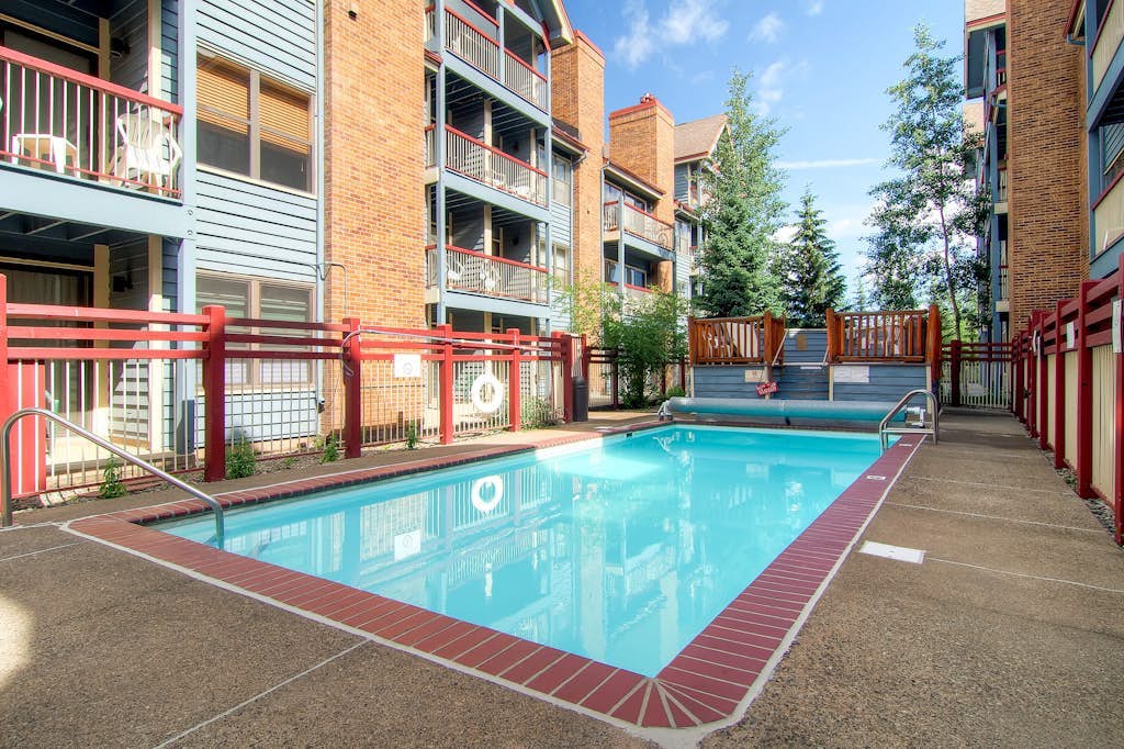 Beautiful downtown condo with WiFi, pool, hot tub, gym, & balcony - near lifts