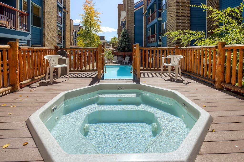 Beautiful downtown condo with WiFi, pool, hot tub, gym, & balcony - near lifts