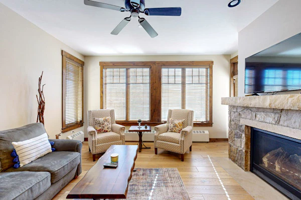 Walk to lifts from this centrally located condo with a pool, hot tubs & gym