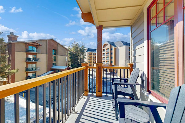 Walk to lifts from this centrally located condo with a pool, hot tubs & gym