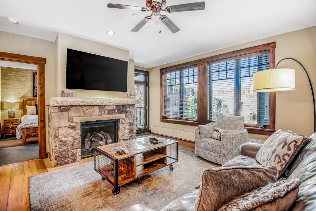 Walk-to-lift condo with beautiful view, outdoor pool, hot tubs & fitness center