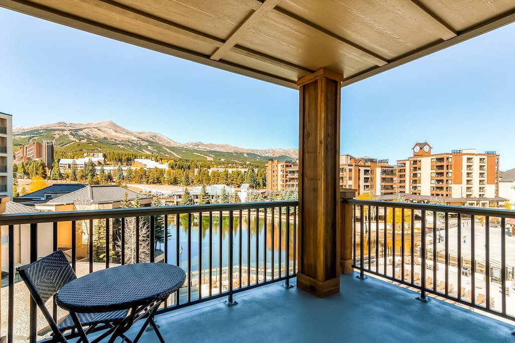 Light-filled corner condo with great view, pool & hot tubs - walk to lifts