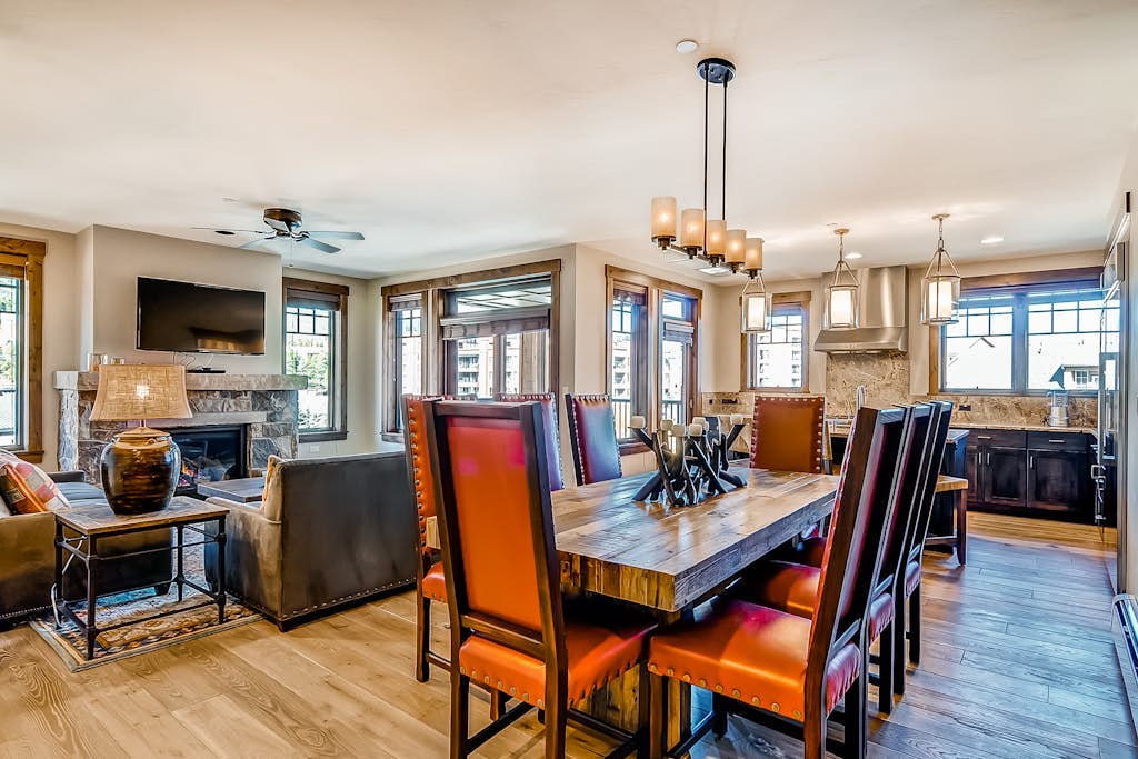 Light-filled corner condo with great view, pool & hot tubs - walk to lifts