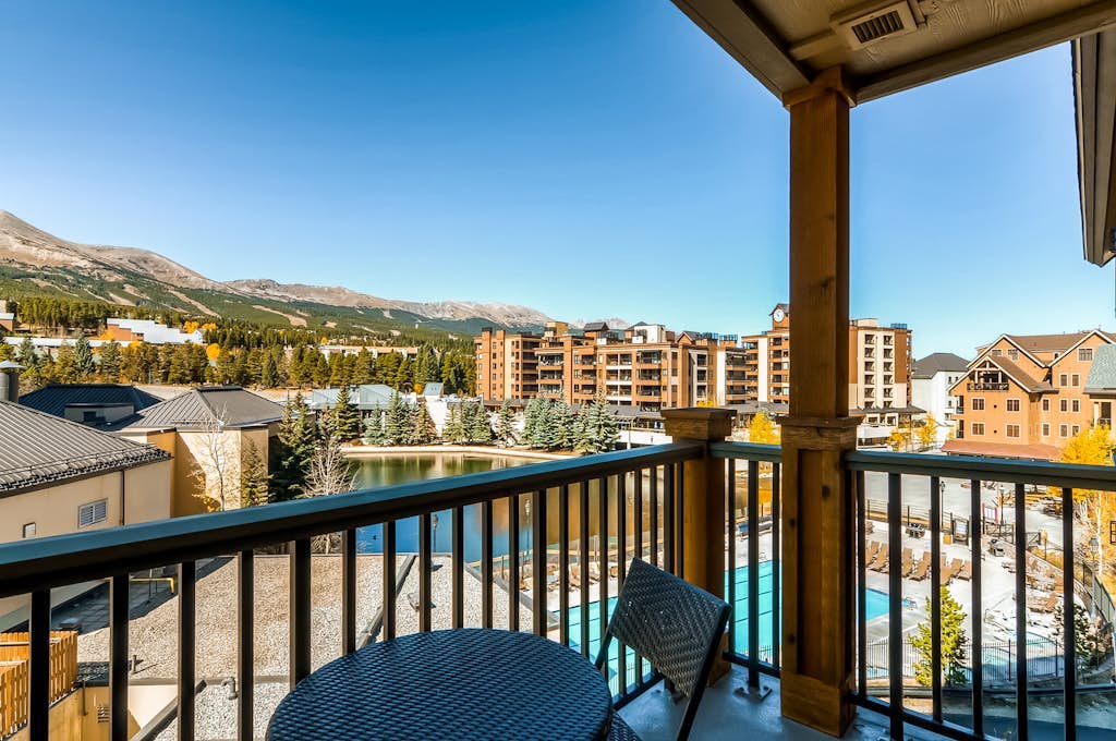 Luxury condo with large balcony, great views, pool & hot tubs - walk to lifts