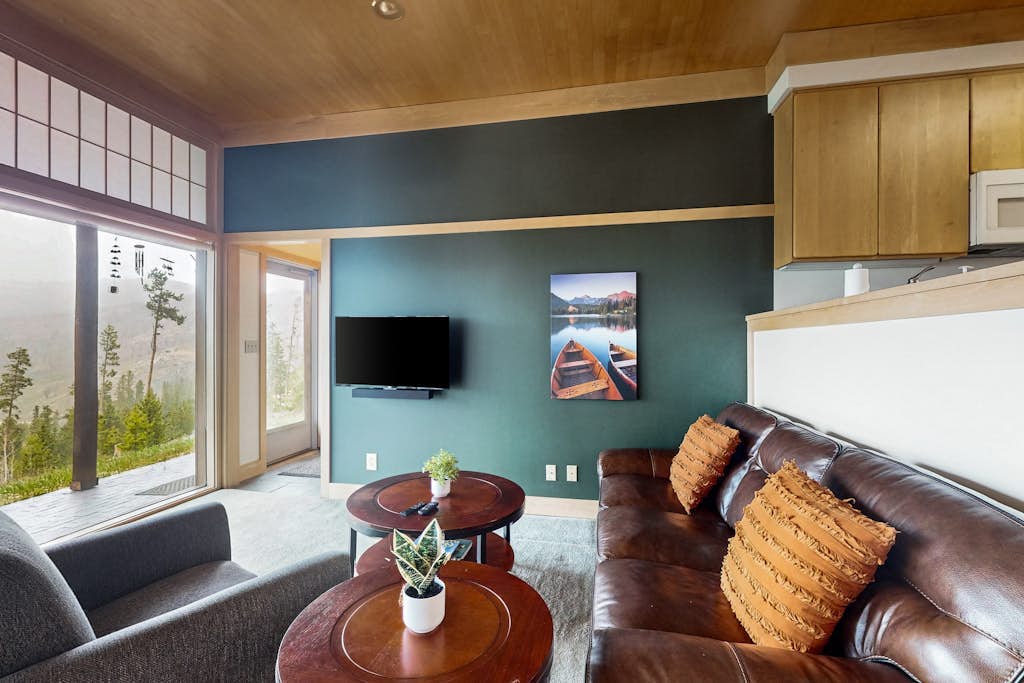 Cozy home with full kitchen, private patio & mountain views