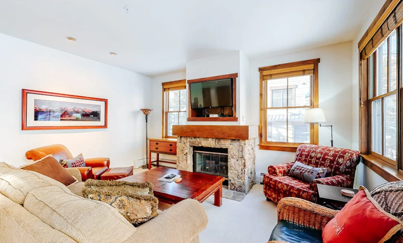 Luxe condo near the Peak 9 lifts & downtown with pool, hot tubs & gym