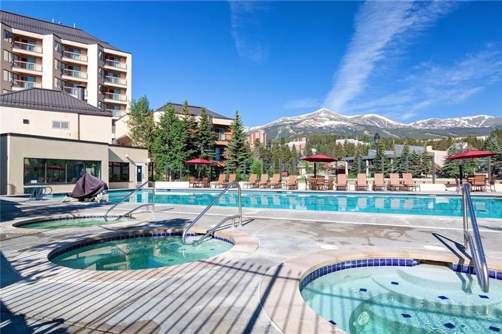 Luxe condo near the Peak 9 lifts & downtown with pool, hot tubs & gym