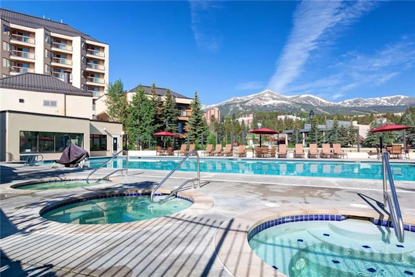 Luxe condo near the Peak 9 lifts & downtown with pool, hot tubs & gym