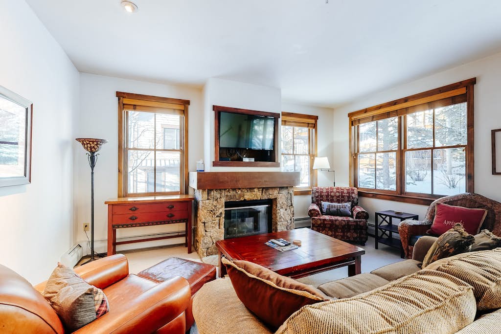 Luxe condo near the Peak 9 lifts & downtown with pool, hot tubs & gym