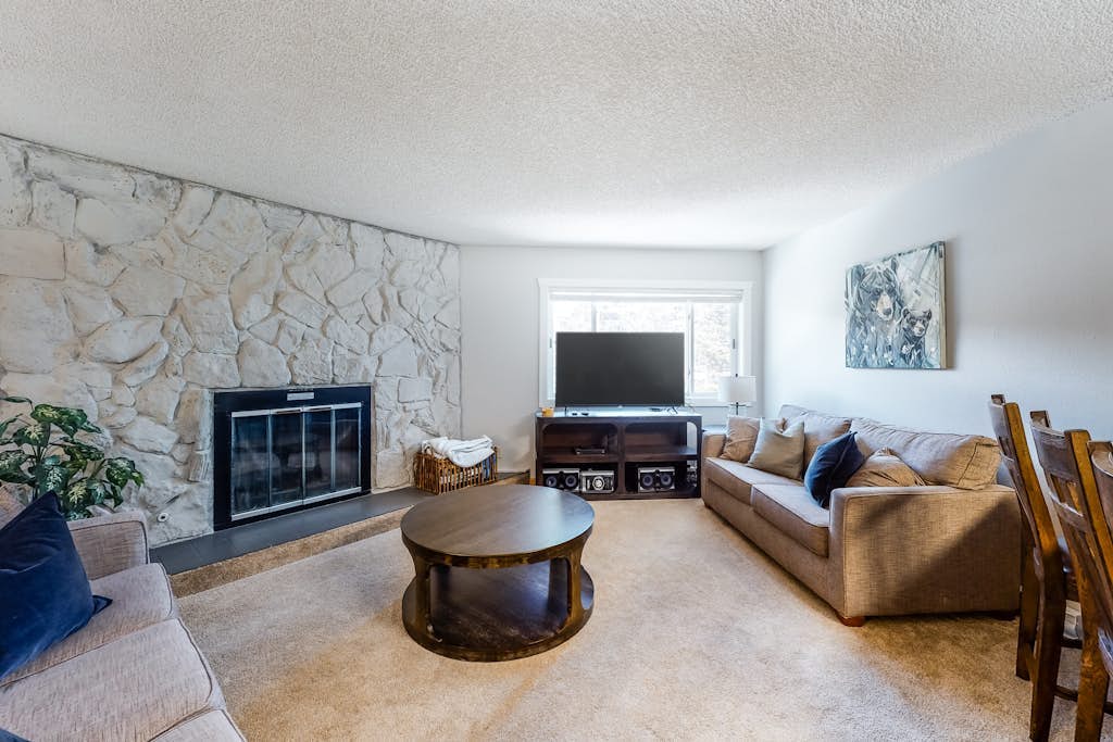 Comfy Ski-In Condo w/ Shared Hot Tub & Gas Fireplace - Close to the Mountain