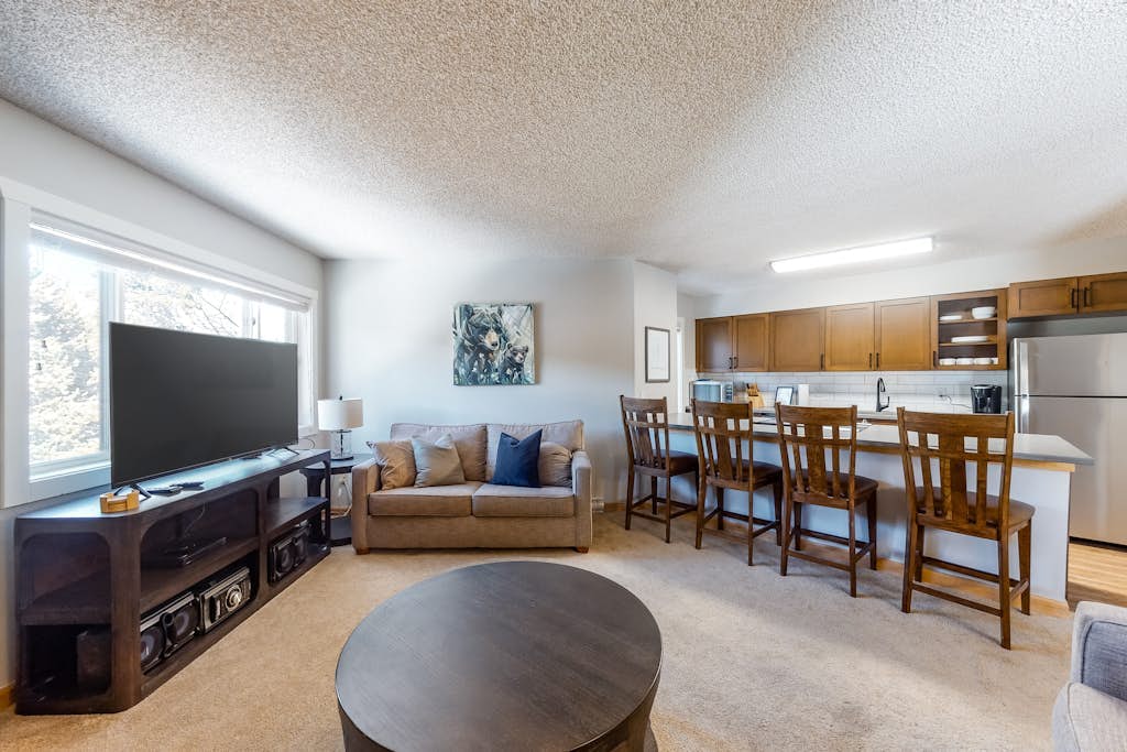 Comfy Ski-In Condo w/ Shared Hot Tub & Gas Fireplace - Close to the Mountain