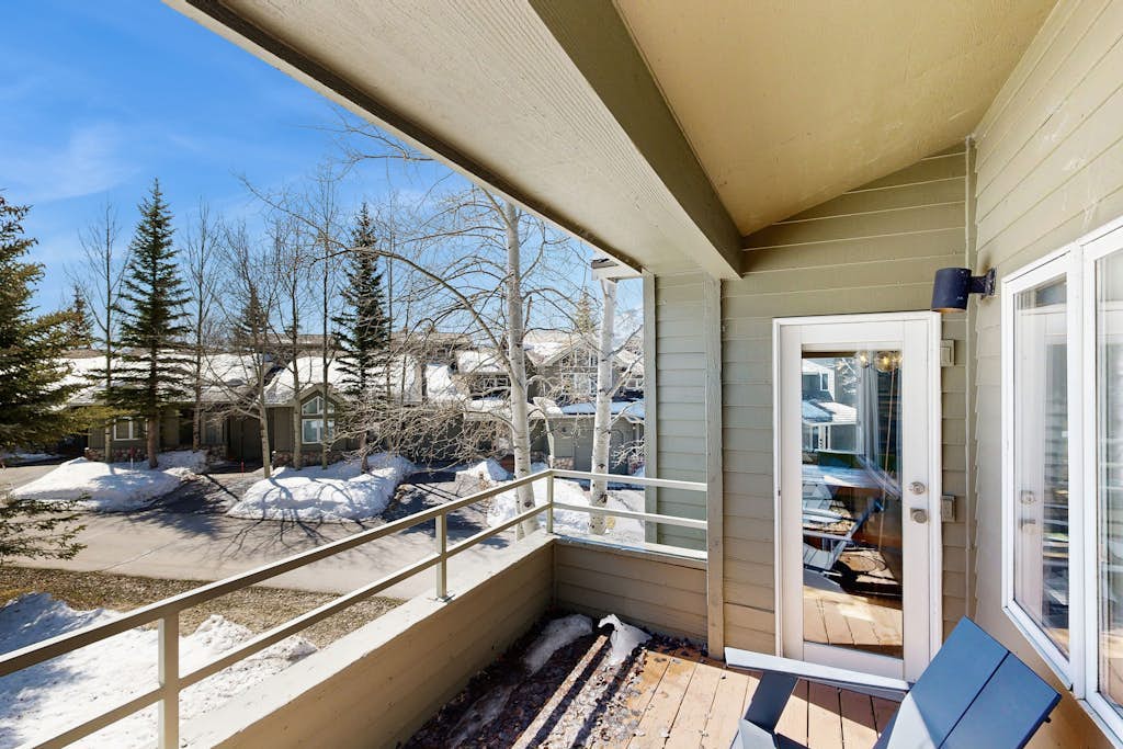 Renovated condo with deck, mountain view, fireplace & gorgeous kitchen