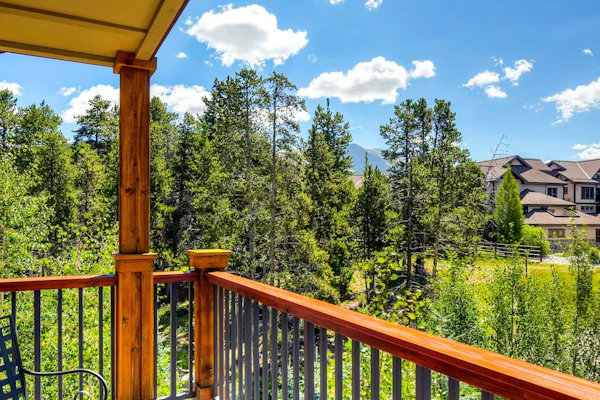 Walk-to-lift condo steps from downtown with hot tubs, pool & gym