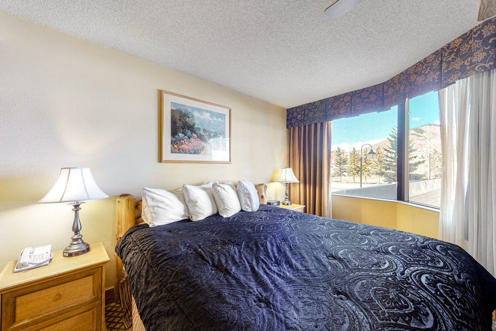 2nd-Floor Studio w/Mtn Views, Shared Outdoor Hot Tub & Heated Pool, Washer/Dryer
