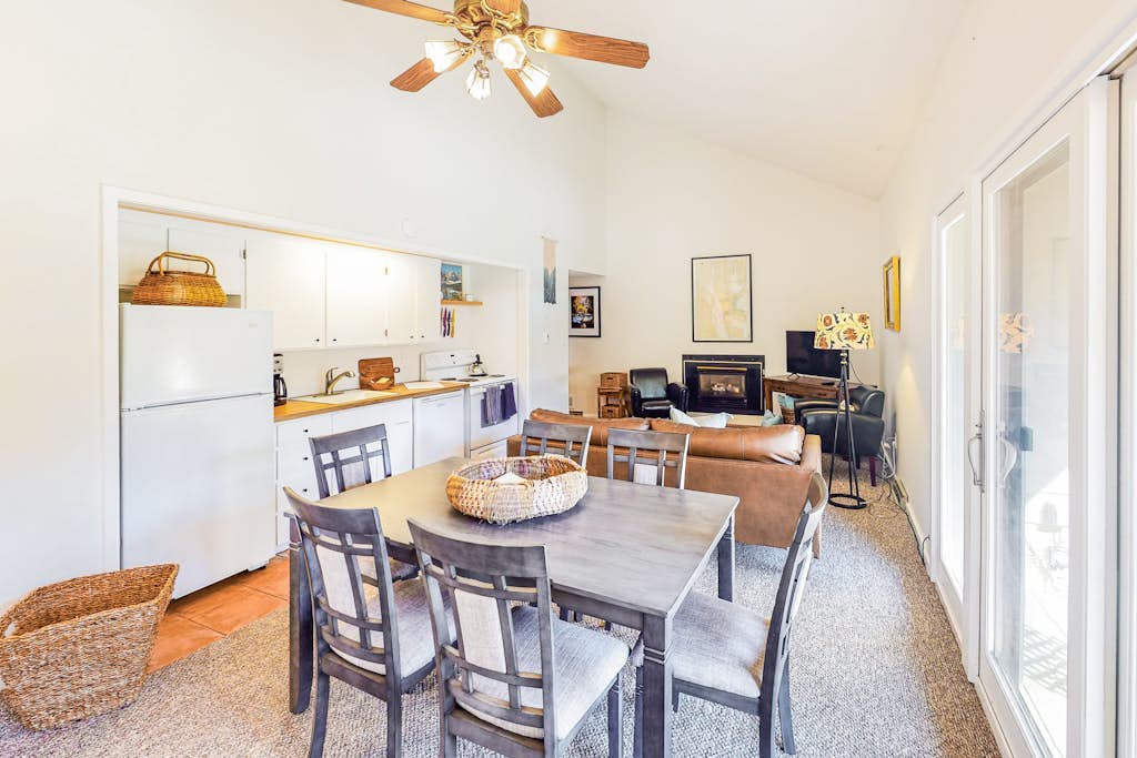 Charming condo with mountain view, skiing, fireplace, & balcony