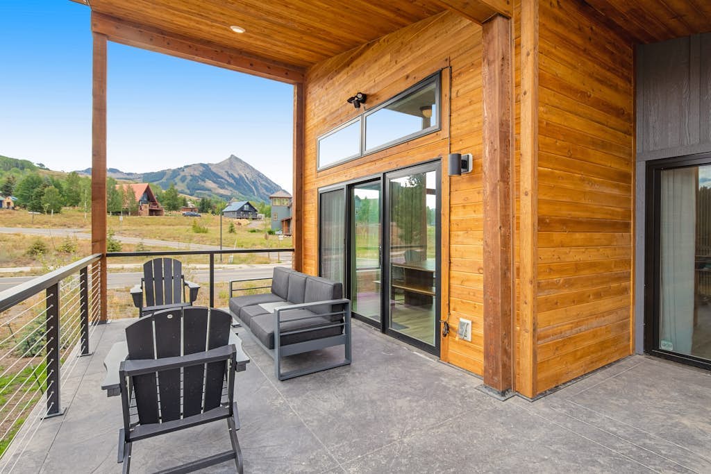 Modern mountain retreat with decks, kitchens, & kid-friendly items - near skiing