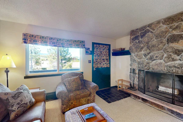 Quaint getaway steps from Main Street with fireplace & full kitchen