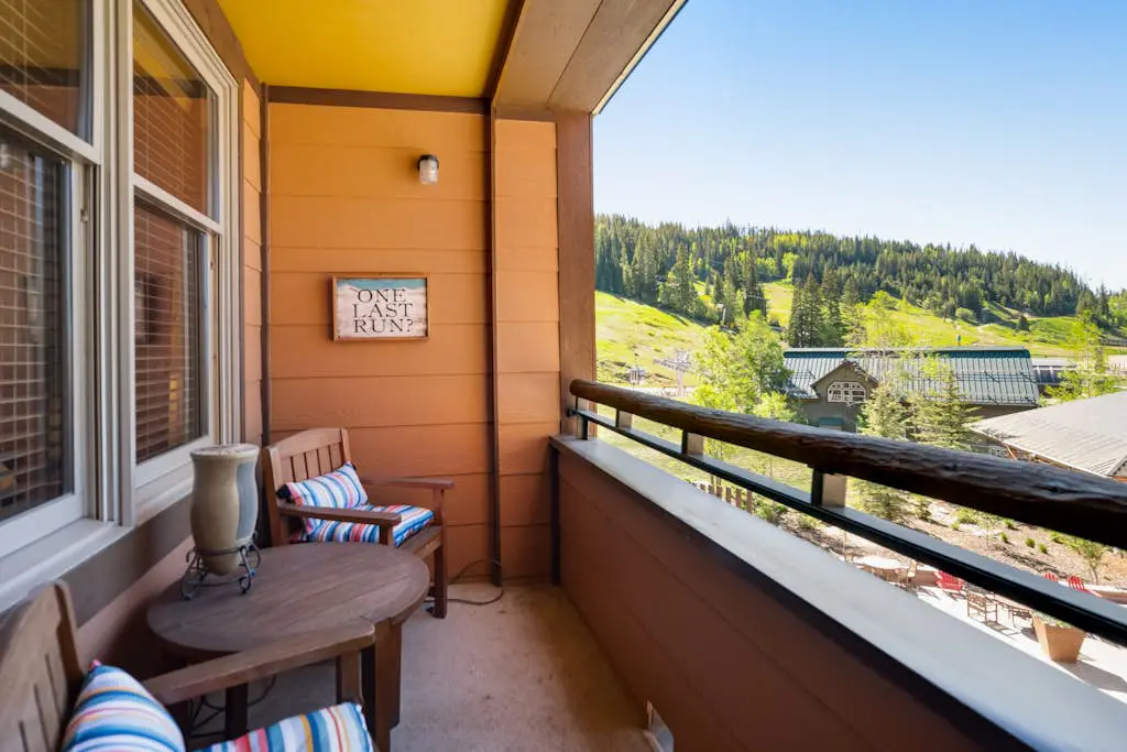 Zephyr Mountain Ski-In/Ski-Out Condo