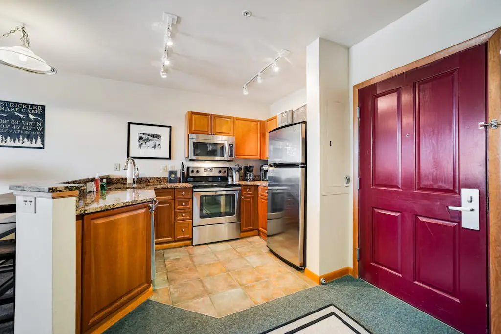 Zephyr Mountain Ski-In/Ski-Out Condo