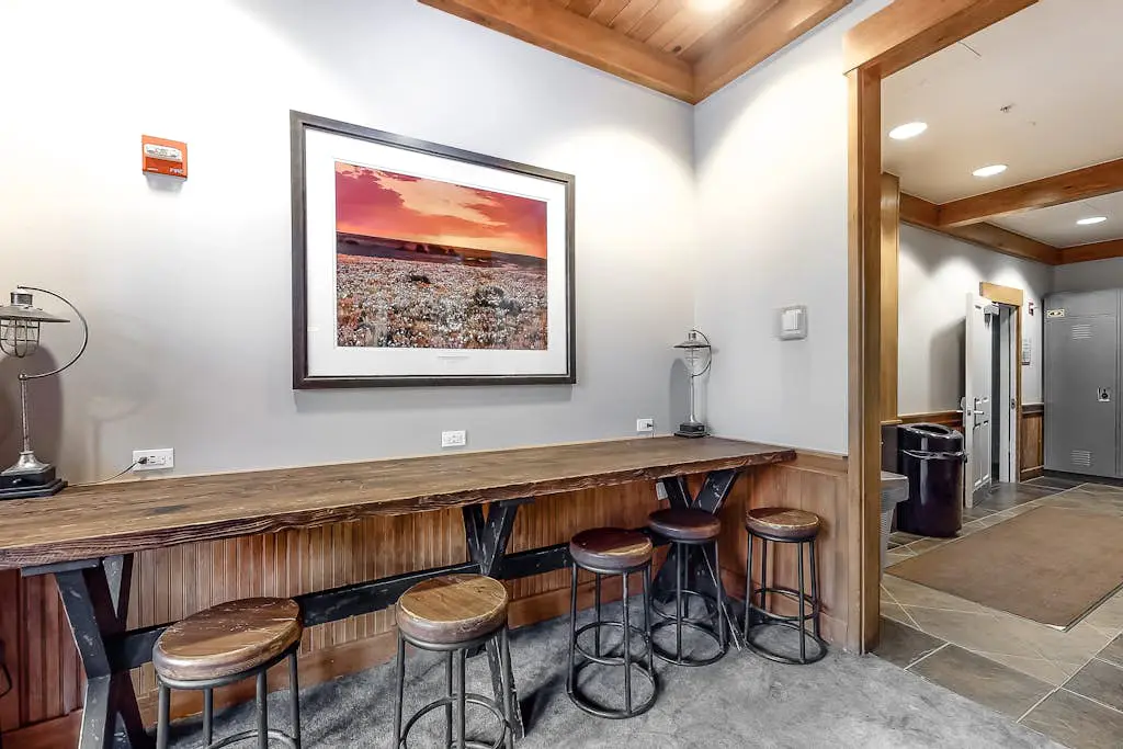 Zephyr Mountain Ski-In/Ski-Out Condo