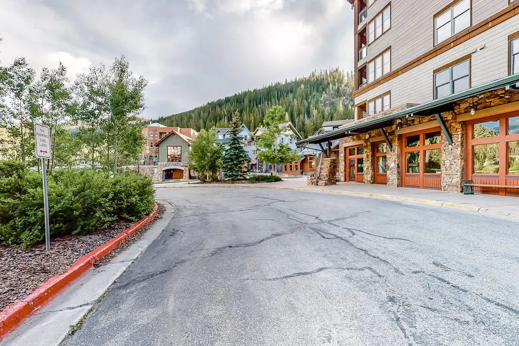 Zephyr Mountain Ski-In/Ski-Out Condo