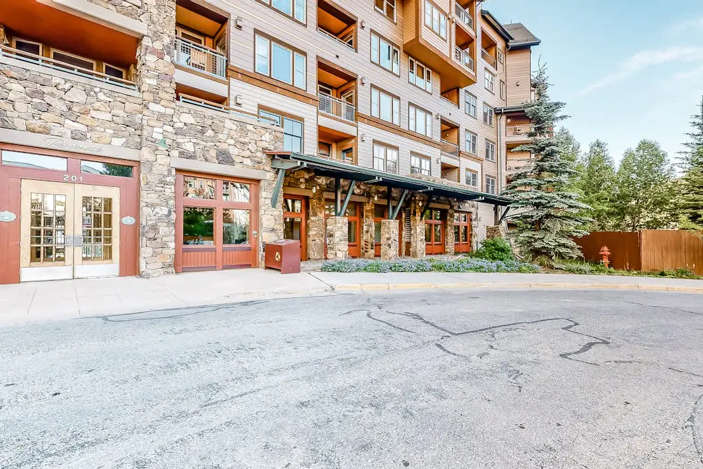 Zephyr Mountain Ski-In/Ski-Out Condo