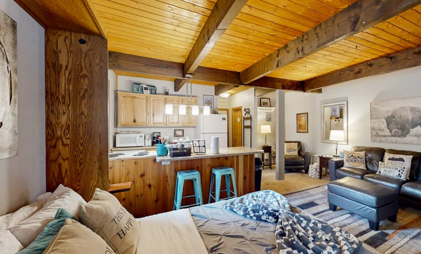 Charming studio with shared pool & hot tubs - great location