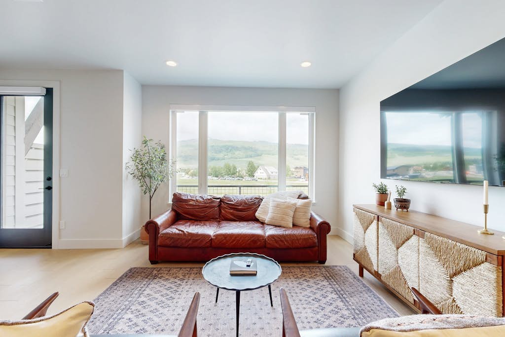 3 BR Townhome, Open Floor Plan, Mountain Views, and W/D