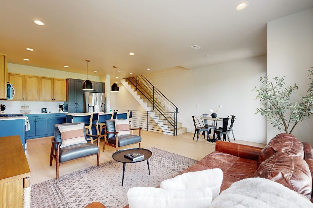 3 BR Townhome, Open Floor Plan, Mountain Views, and W/D